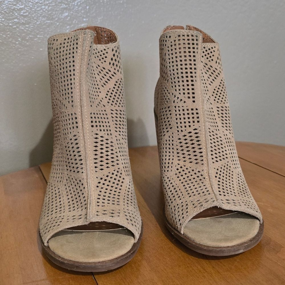 Lucky Brand Vacob Perforated Sandals - Picture 3 of 5